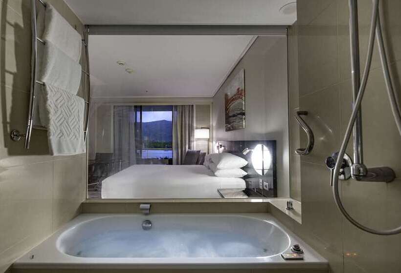 스탠다드 룸 킹사이즈 침대, Hilton Cairns