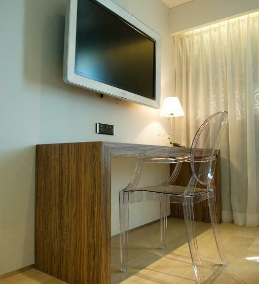 اتاق لوکس, Hassotel