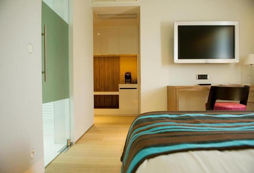 اتاق لوکس, Hassotel