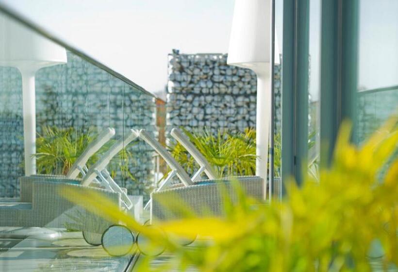 جناح دور أخير, Hassotel