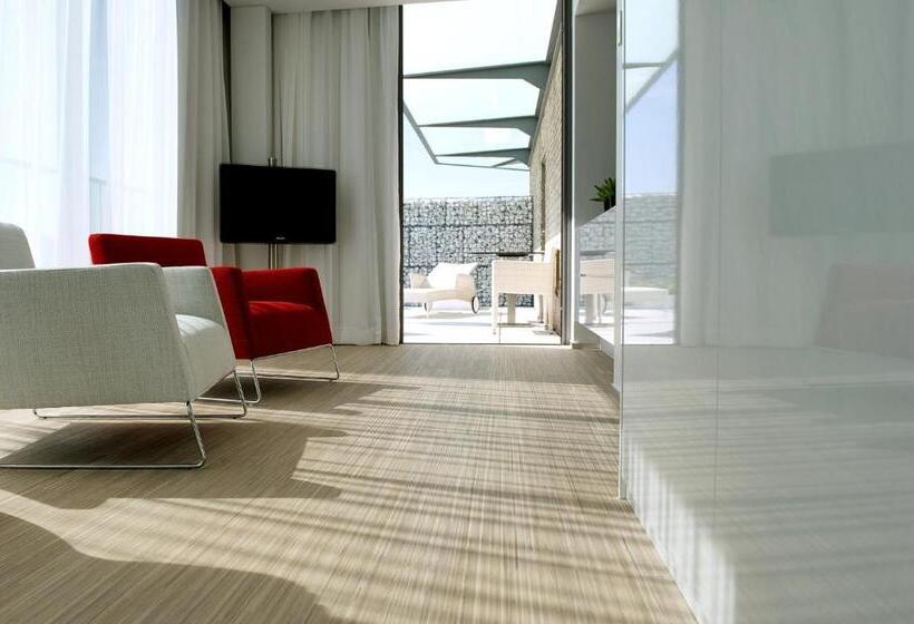 سوئیت پنت هاوس, Hassotel