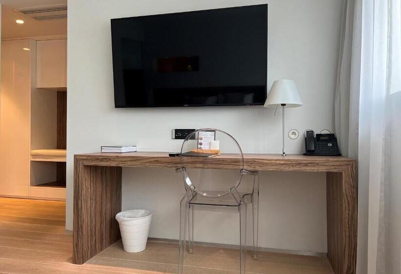 سوییت لوکس, Hassotel