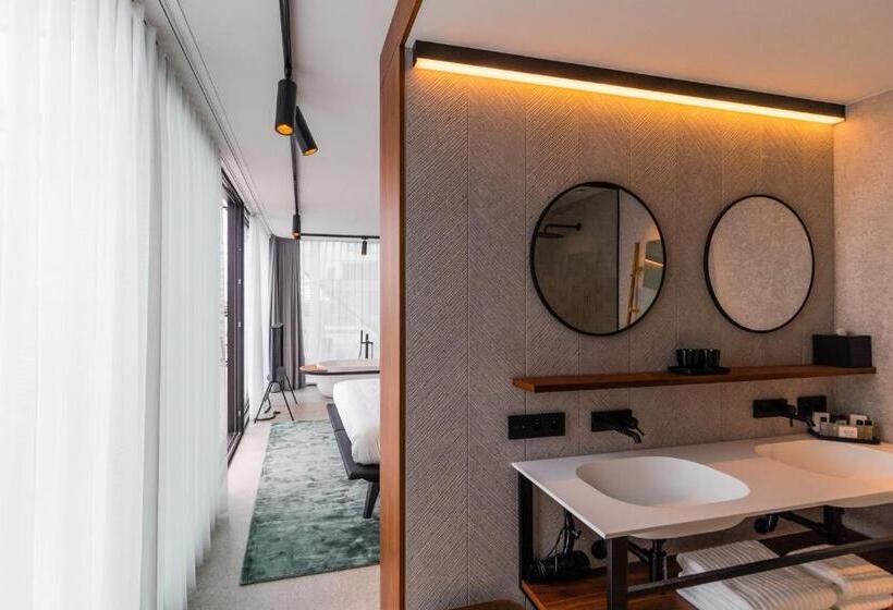 غرفة دور أخير, Hassotel