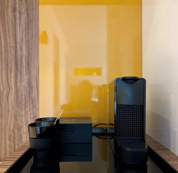 استودیوی استاندارد, Hassotel