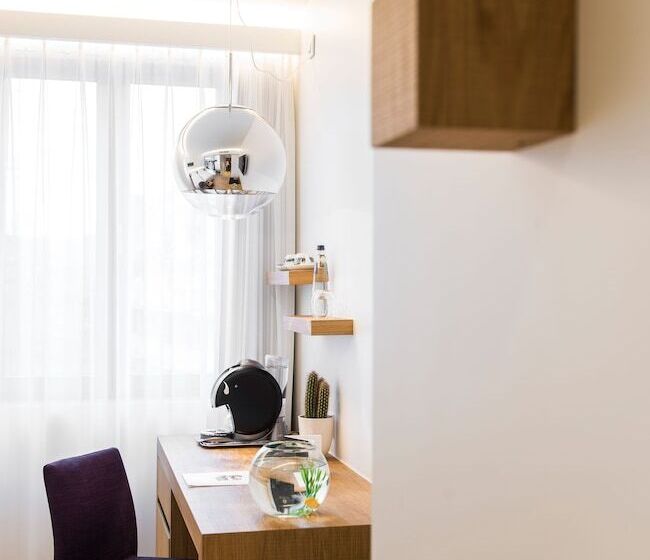 اتاق لوکس, Hassotel