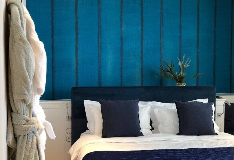 غرفة دور أخير, Hassotel