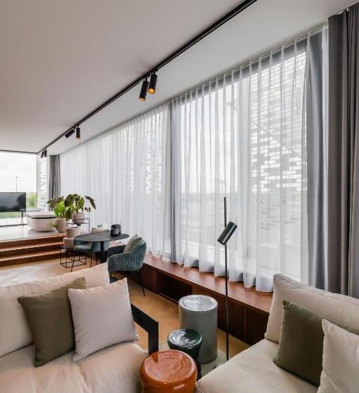 اتاق پنت هاوس, Hassotel