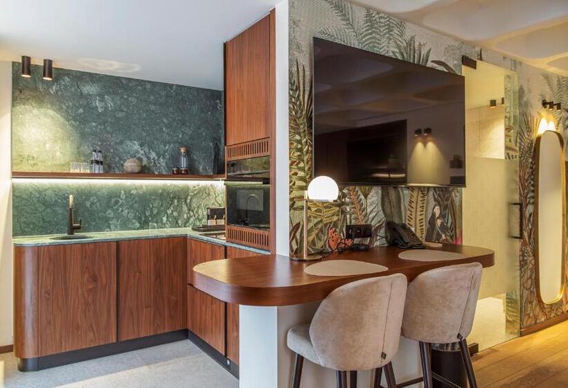 استودیوی استاندارد, Hassotel
