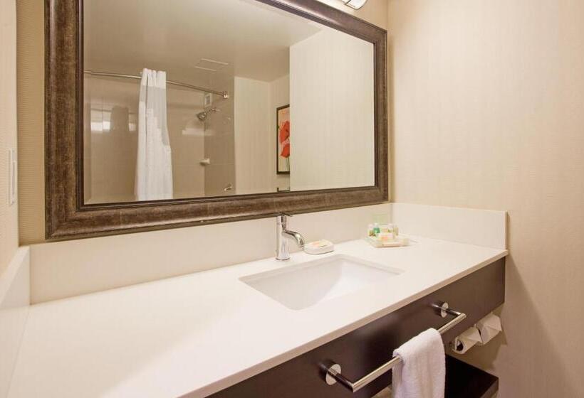 キングサイズベッドのスーペリアルーム, Holiday Inn Vancouver Centre Broadway, An Ihg