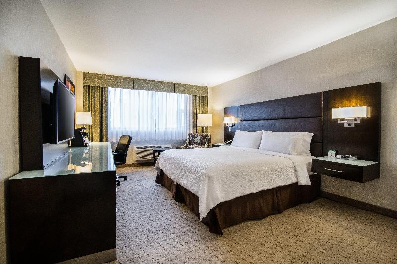 キングサイズベッドのスタンダードルーム, Holiday Inn Vancouver Centre Broadway, An Ihg