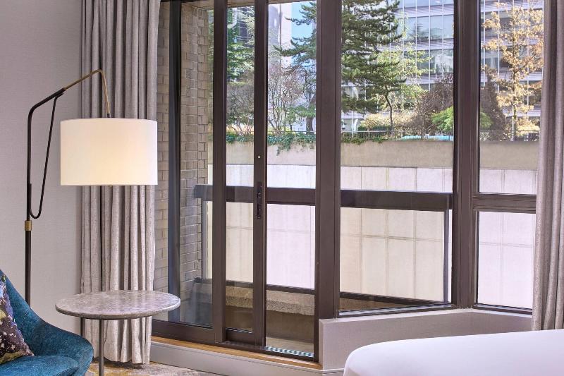 キングサイズベッドのスタンダードルーム, Metropolitan Hotel Vancouver