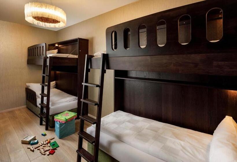 Family Suite, Märchen