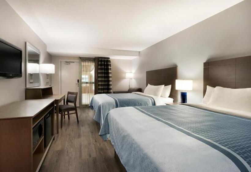 标准间带游泳池, Travelodge Hotel By Wyndham Saskatoon