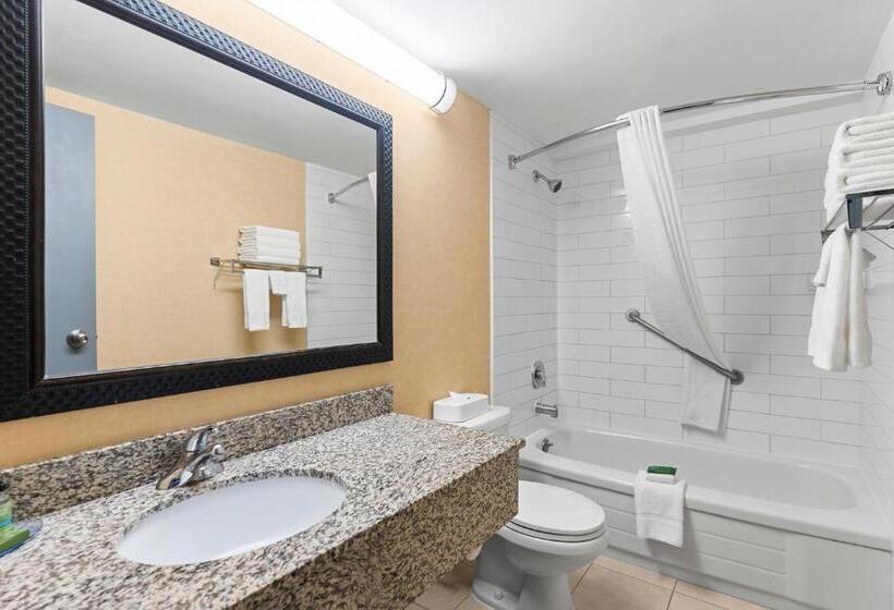 스위트 킹사이즈 침대, Travelodge Hotel By Wyndham Saskatoon
