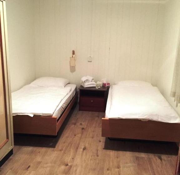 اتاق استاندارد چهار تخته, Derby Davos