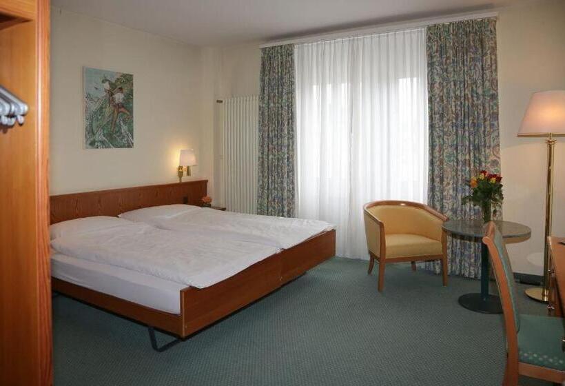 اتاق اکونومی, Derby Davos
