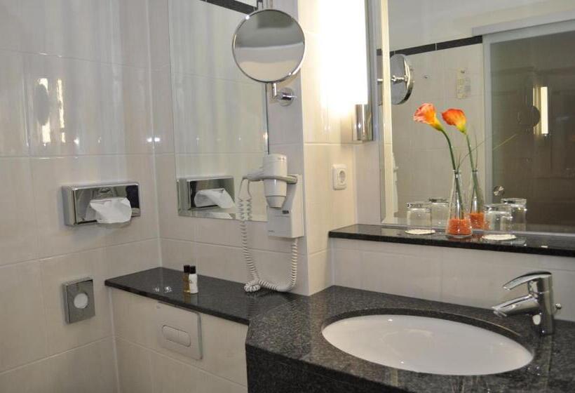 اتاق استاندارد یک تخته با بالکن, Ringhotel Zweibruecker Hof