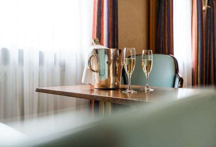 Suite, Royal