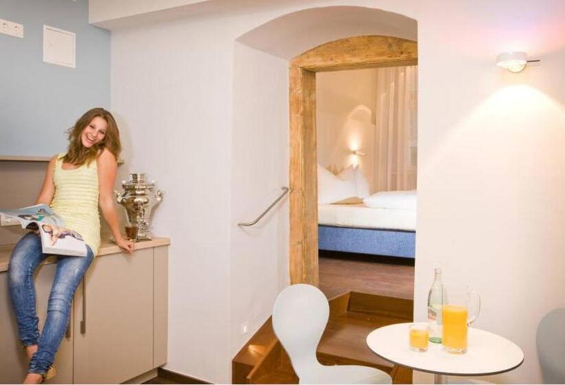 سوییت جونیور, Münchner Hof Und Blauer Turm