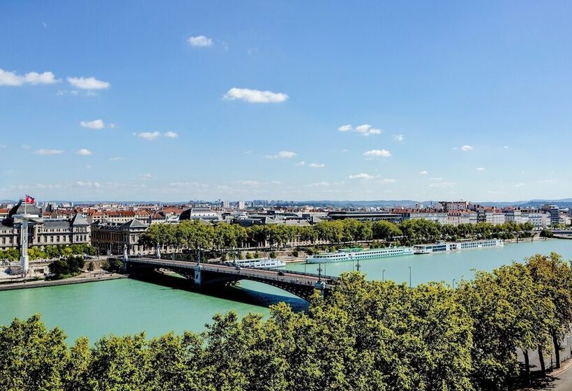 اتاق سوپریور با چشم‌انداز رودخانه, Sofitel Lyon Bellecour