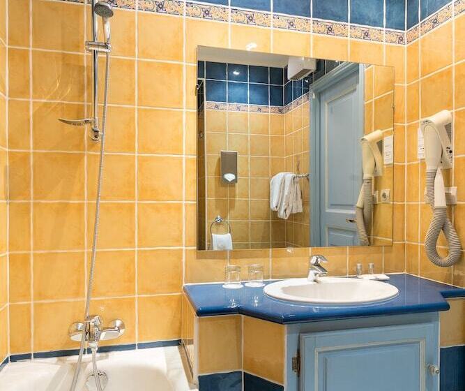 اتاق لوکس سه تخته, The Originals Boutique, Hôtel Des Orangers, Cannes