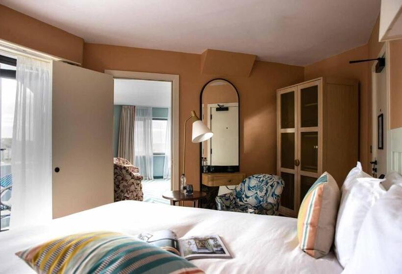 家庭间, The Relais Cooden Beach