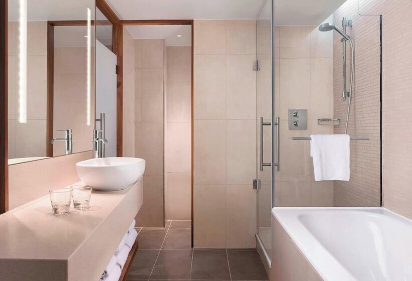 اتاق استاندارد با چشم‌انداز, Sheraton Grand Hotel & Spa