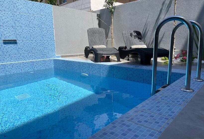 سوئیت جونیور با استخر, Voula