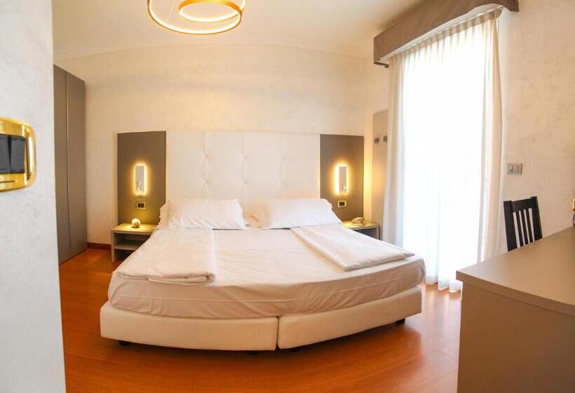 Полулюкс, Grand Hotel Esplanada