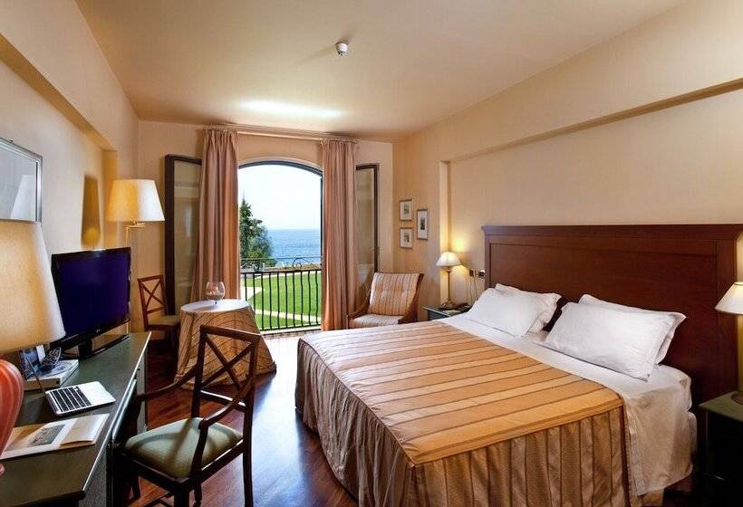 اتاق استاندارد با چشم‌انداز دریا, Grand Hotel Baia Verde