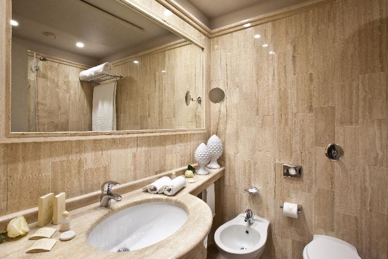 اتاق استاندارد با چشم‌انداز دریا, Grand Hotel Baia Verde