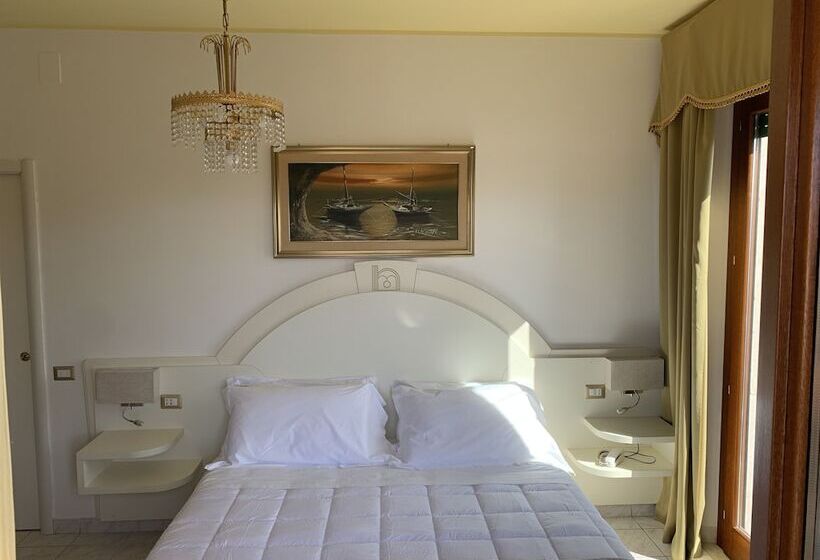 اتاق استاندارد چهارنفره با بالکن, La Margherita & Spa
