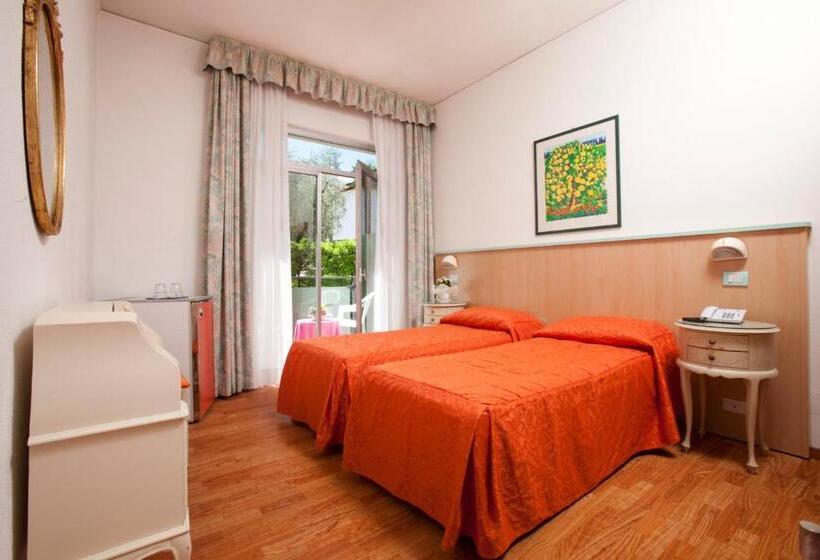 اتاق استاندارد چهار تخته, Residence Rely