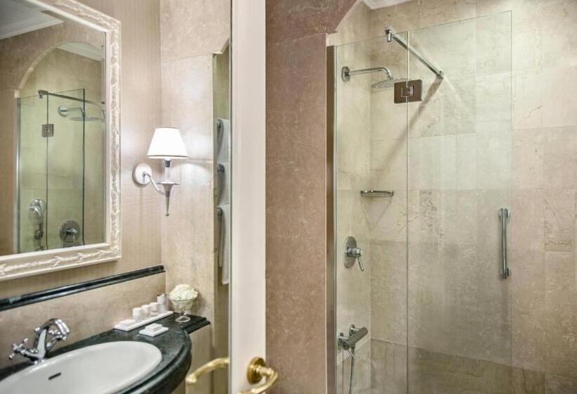 חדר דחוקס עם מיטת קינג, Rome Marriott Grand Hotel Flora