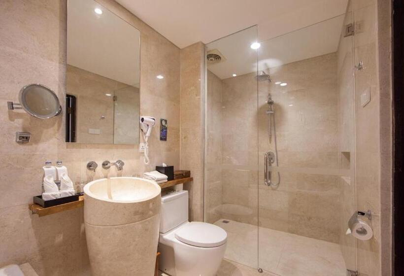 Quarto Familiar, Legian Beach