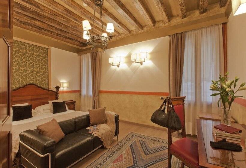 اتاق سوپریور, Saturnia & International
