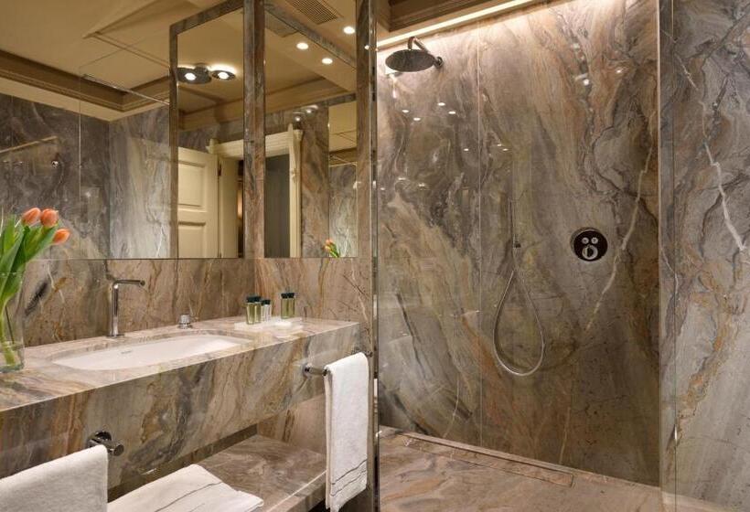 Номер Стандарт Вид на Озеро, Villa Cortine Palace Relais Chateaux