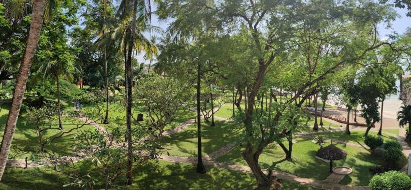 سوییت جونیور, Serena Beach Resort & Spa