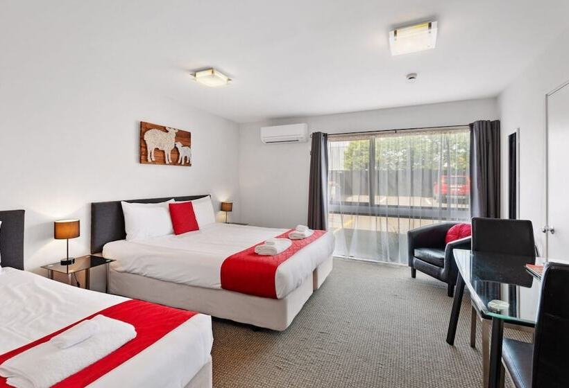 Студия Стандарт, 136 On Bealey  Motel