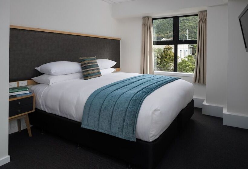 سوییت سوپریور, Atura Wellington
