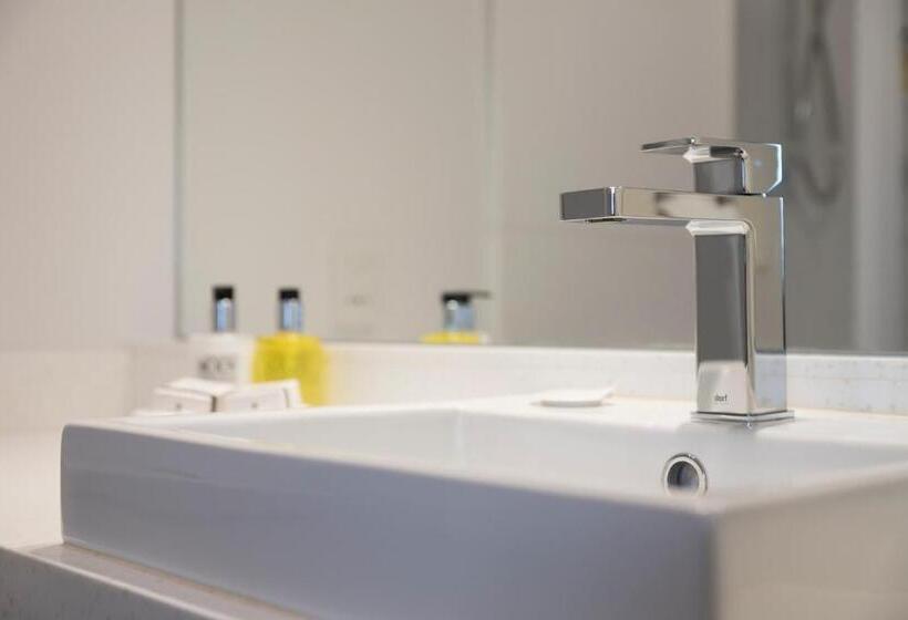 استودیوی استاندارد, The Ashley Hotel Greymouth