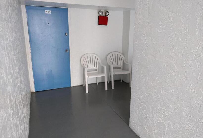 سوییت خانوادگی, Admiral Resort Motel