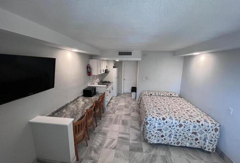 سوییت لوکس, Admiral Resort Motel