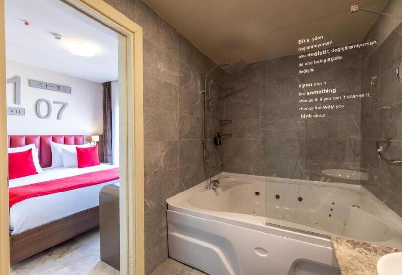 اتاق لوکس با وان آب گرم, Ramada By Wyndham Istanbul Pera