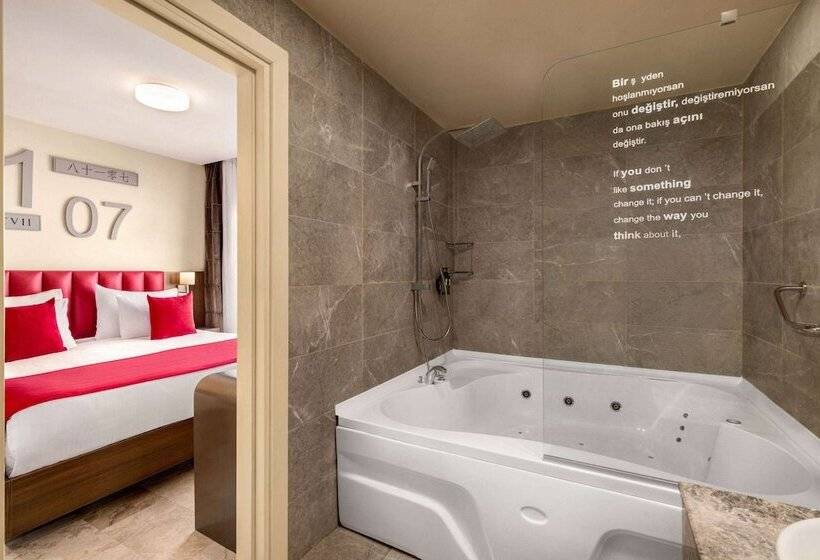 اتاق لوکس با وان آب گرم, Ramada By Wyndham Istanbul Pera