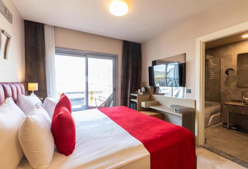 اتاق لوکس با وان آب گرم, Ramada By Wyndham Istanbul Pera