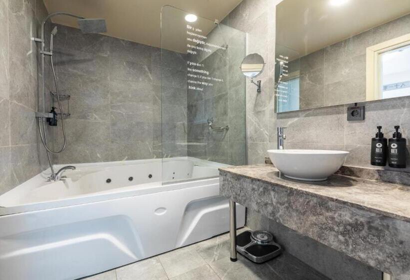 اتاق لوکس با وان آب گرم, Ramada By Wyndham Istanbul Pera