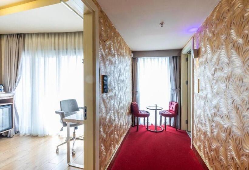 3 Bedroom Suite, Ramada By Wyndham Istanbul Pera