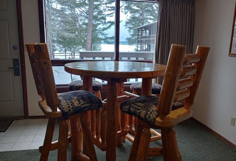 Suite with lake view, Centerstone Resort Lake Aire