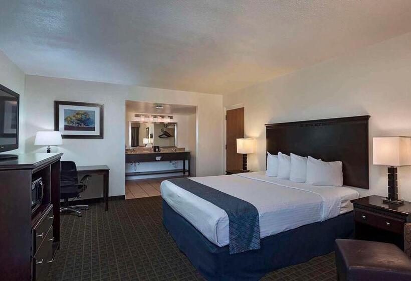 带大床的标准间, Stevens Inn A Howard Johnson By Wyndham